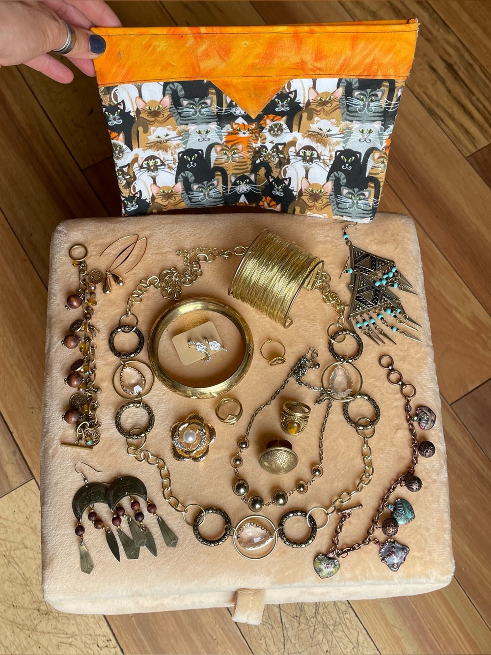 Lot of gold tone fashion jewelry and cat pouch . - Picture 1 of 16